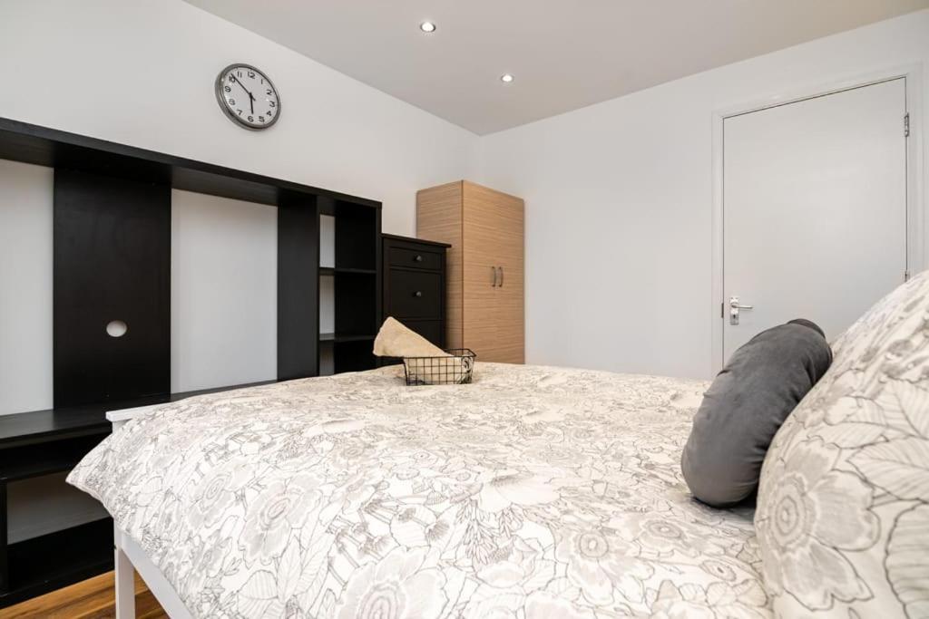 Modern House Just Refurbished Pensión *